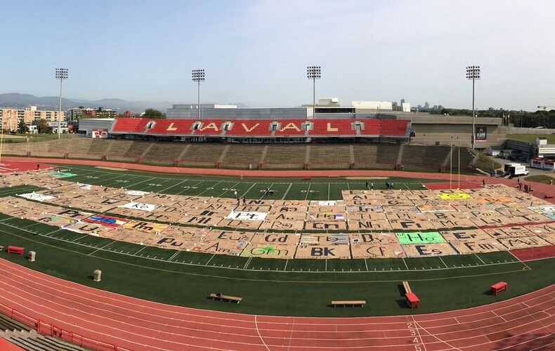 Le plus grand tableau périodique fait de matières recyclables